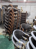 Ensemble de chaises et table de café confortables pour l'extérieur, en aluminium empilable avec chaises en tissu maillé, idéal pour les magasins, cafés et salons de lait.