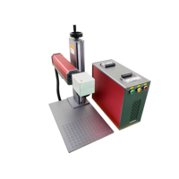 Machine de marquage laser à fibre optique de type split, dotée d'une palette de couleurs gris et rouge, conçue pour marquer les plaques d'identification en métal pour animaux de compagnie.