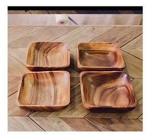 Plato de Servir Cuadrado de Madera de Acacia Grabado Personalizado, Resistente al Agua, Antideslizante, Fácil de Limpiar, Diseño Moderno y Lujoso para Bodas - Product Image 1