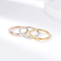 Minimalisti scher hand gefertigter gravierter Stapel-Edelstahl ring Benutzer definierter vergoldeter einnehmender Brief Personal isierte Anfangs namen ringe