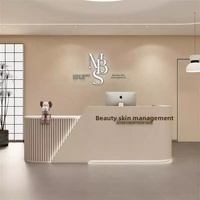Comptoir de caisse en bois à haute capacité de charge avec arc circulaire, résistant à l'usure et anti-salissures, idéal pour les salons de beauté et les centres commerciaux