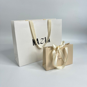 Sac en papier pêche de luxe personnalisé avec logo noir pour l'emballage de bijoux, cosmétiques et lunettes, avec poignée en ruban - Product Image 2