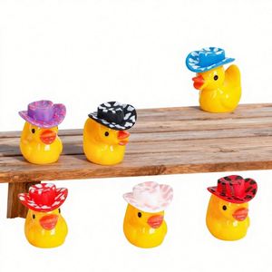Sombrerito de plástico tridimensional de color sólido con forma de patito, material para accesorios de joyería DIY, pequeños adornos de pato, venta al por mayor - Product Image 3