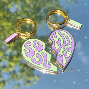 Gantungan kunci Glitter hadiah teman terbaik gantungan kunci Enamel keras S/2 hati terpisah Soulmate desain berkilau - Product Image 1