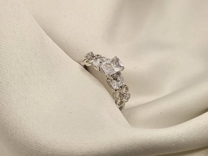 Anillo de compromiso y eternidad con halo de diamantes talla VVS, chapado en plata, joyería de alta calidad al por mayor, estilo moderno para fiestas. - Product Image 3