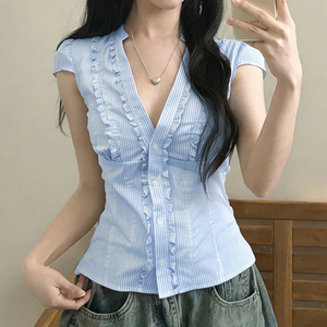 Chemisier Y2K rayé à col en V et volants pour femme, taille ajustée, manches courtes, haut d'été, vente en gros - Product Image 4