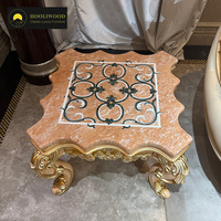 Table d'appoint de luxe ornée, plateau en marbre rose, pieds sculptés en or, design classique élégant, table basse pour maisons et villas haut de gamme