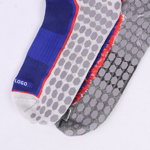 Gran oferta logotipo personalizado transpirable Terry Grip Crew calcetines flocado Grip calcetines flocado antideslizante Crew Grip calcetines con logotipo inferior - Product Image 4