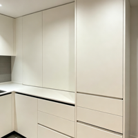Meubles de cuisine modulaires écologiques sur mesure, style français, beige clair, conception 3D, armoires à panneaux en relief, vitrine en verre
