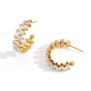 Boucles d'oreilles Huggie plaquées or 18 carats avec incrustation de zircon en forme de C pour les fêtes, bijoux de mode - Product Image 5