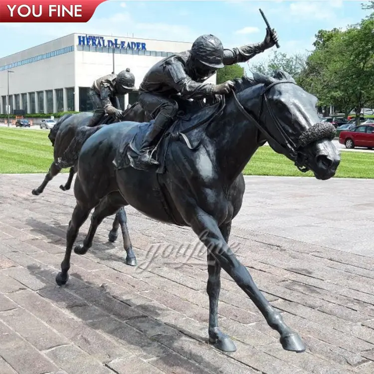आउटडोर रेसकोर्स की सजावट के प्रसिद्ध कांस्य रेसिंग घोड़े प्रतिमा घुड़सवारी पीतल की मूर्ति