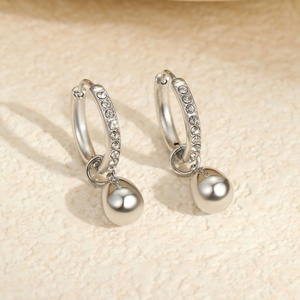 Boucles d'oreilles créoles petites en acier inoxydable plaqué or 18 carats, design géométrique tendance avec une touche de luxe et de finesse, très demandées - Product Image 6