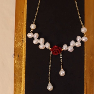 Collier de luxe haut de gamme en perles d'eau douce naturelles avec chaîne de clavicule, nouveau design de niche en cinabre rouge rose - Product Image 2
