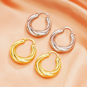 Orecchini a polsino testurizzati da donna dal design minimalista per l'uso quotidiano - Product Image 1