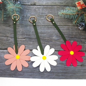 Colgante de cuero con <span class=keywords><strong>flores</strong></span> <span class=keywords><strong>para</strong></span> bolso, accesorios bohemios, llavero decorativo de cuero con <span class=keywords><strong>flores</strong></span>, colgantes <span class=keywords><strong>para</strong></span> carteras y bolsos <span class=keywords><strong>para</strong></span> mujer - Product Image 1