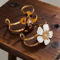 Bracelet Fleur à Cinq Pétales Ouverte en Perles de Luxe avec Personnalité Exagérée, Bijou Tendance en Acier Inoxydable Plaqué Or 18 carats
