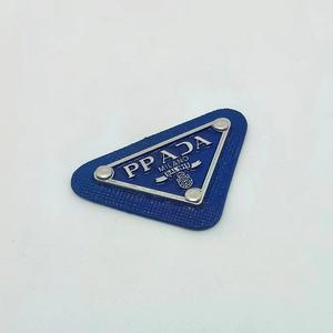 Ciondoli Metallici Triangolari Bianchi e Neri 48x30mm per Decorazione Fai-da-Te di Borse, Custodie per Telefoni, Portachiavi e Portafogli - Product Image 6