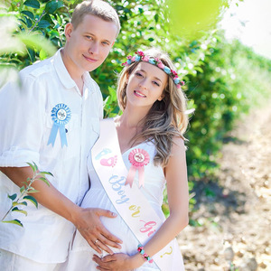Set per Festa di Rivelazione del Sesso del Bambino, Fascia con Impronta Piede Bambino o Bambina, Corona di Fiori Rosa Blu, Distintivo a Nastro per Futura Mamma e Papà, Accessorio per Rivelazione del Sesso - Product Image 3