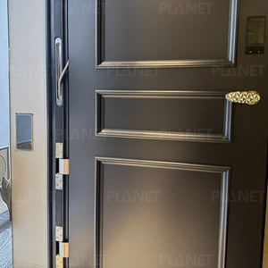 Porte d'entrée double en aluminium noir mat de luxe avec quincaillerie dorée et serrure intelligente - Product Image 4