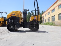 Rouleau compresseur vibrant à double tambour de 1 tonne à moteur diesel économique avec réservoir d'eau