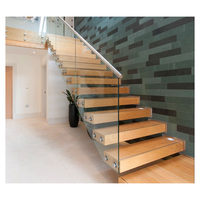 Escalier flottant de luxe, structure en chrome poli, marches en marbre, garde-corps finition or, escaliers de villa haut de gamme