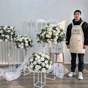 Centro de Mesa de Boda con Bola de Flores de Rosas Rojas y Blancas Modernas, Artificiales, Realistas y Hechas a Mano con Seda - Product Image 6