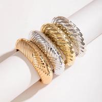 Bracelet jonc ouvert minimaliste en acrylique léger, design moderne, plaqué or/argent, tendance pour le quotidien, pour femme