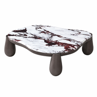 Ensemble de tables basses minimalistes irrégulières, plateau en pierre frittée aspect marbre avec pieds en bois pour salon et chambre