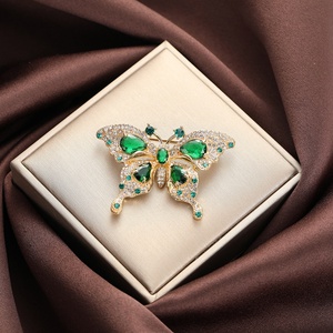 Broche de compromiso para mujer, personalizable al por mayor, de alta calidad, con diseño de mariposa vintage en aleación de oro y circonita de cristal engastada en bisel. - Product Image 2