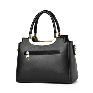 Sacs à main pour femmes en gros directement de l'usine – Sac à bandoulière tissé grande capacité avec pendentif pour dames - Product Image 4