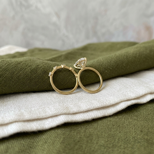Anillo de compromiso con diamante de corte ovalado en oro amarillo con diamantes laterales, certificado IGI, estilo clásico para mujer - Product Image 2