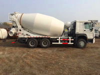 Vente d'usine : Camion malaxeur à béton HONGYAN de 12 mètres cubes avec moteur et boîte de vitesses, normes d'émission Euro, haute efficacité