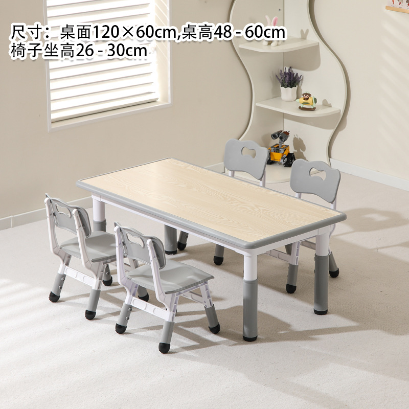 Una mesa y cuatro sillas en color gris veteado de madera.