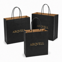 Sacs en papier kraft noir recyclables personnalisés avec poignées torsadées longues et logo en relief pour l'emballage de vente au détail et à emporter