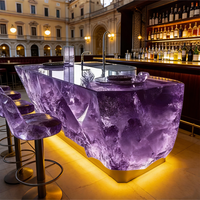 Comptoir de bar en résine transparente de luxe, surface en cristal rétroéclairée, réception d'hôtel, intérieur commercial, mobilier sur mesure