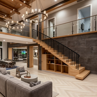 Escalier en L intérieur élégant en bois massif avec design moderne et garde-corps en verre ou en acier