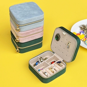 Caja de almacenamiento de joyas cuadrada de terciopelo EVERWIN personalizable con cierre de cremallera para anillos, pendientes y organizador de viaje. - Product Image 1