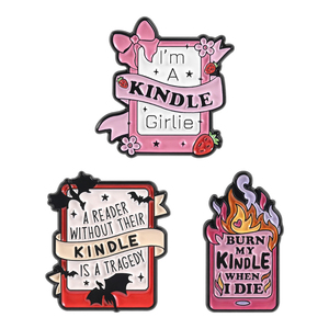 Broches de esmalte rosas con diseño de lector electrónico, humorísticos: 'Un lector sin su lector electrónico es una tragedia'. Insignias de solapa, decoración, regalos. - Product Image 1