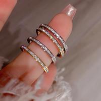 Bague en acier inoxydable avec rangée de zircons cubiques pour femme, style luxe léger, scintillante et minimaliste, alliance de couple, inaltérable, pour fiançailles et mariage