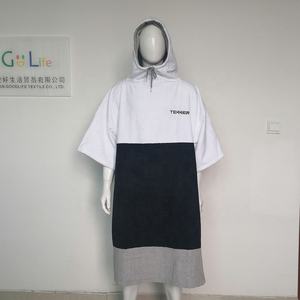 Chine Usine Personnalisé Contraste Couleurs À Capuche Plage Surf Éponge À <span class=keywords><strong>Langer</strong></span> Robe Serviette Poncho pour Enfants Adultes - Product Image 5