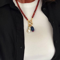 Kalung Rantai Batu Akik Merah Berlapis Kaca dengan Liontin Mutiara Barok dan Ikan, Gesper Berlapis Emas 18k untuk Wanita