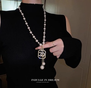 Fabricante al por mayor collar femenino <span class=keywords><strong>de</strong></span> alta gama versátil suéter <span class=keywords><strong>de</strong></span> <span class=keywords><strong>perlas</strong></span> largas simples con accesorio <span class=keywords><strong>de</strong></span> cadena <span class=keywords><strong>de</strong></span> eslabones <span class=keywords><strong>de</strong></span> aleación - Product Image 3