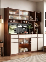 Lemari pakaian built-in dinding penuh dari kayu komposit walnut gelap dengan pintu kaca berbingkai hitam dan rak penyimpanan buku bertingkat.