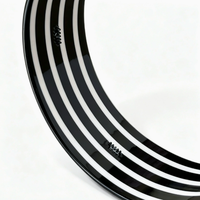 Serre-tête classique rayé à bord large en acétate fait main, au design épuré et antidérapant pour maintenir les cheveux fermement en place