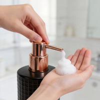 Nouvel ensemble de salle de bain en céramique 4 pièces avec poignée et tête de pompe en or rose, accessoires de salle de bain en stock avec brosse WC
