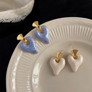 ต่างหูโลหะรูปหัวใจแบบสามมิติสไตล์มินิมอลลิสต์รูปหัวใจ - Product Image 4