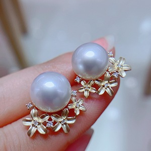 Base de arete floral de oro de 18 quilates, tallada románticamente y finamente pulida, con incrustaciones de mini diamantes brillantes para incrustación de perlas personalizada, hecha a mano. - Product Image 4