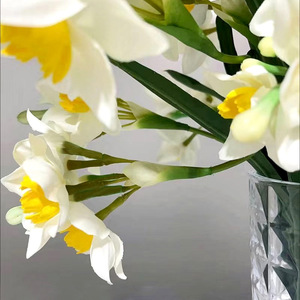 Narcisses artificiels à tige unique de 40 cm, blancs avec cœur jaune, accessoires de décoration pour la maison et les mariages - Product Image 3