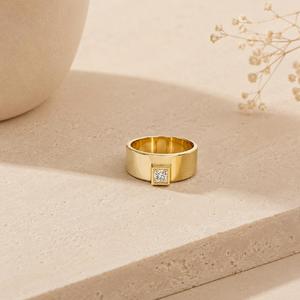 Bague de fiançailles pour homme en or jaune 14 carats avec diamant taille princesse serti clos, bande large et plate, bijou moderne et raffiné - Product Image 1