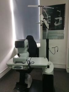 DM Wholesale : Unité de fauteuil et de table d'examen ophtalmologique de haute qualité à vendre – Table et fauteuil combinés pour test de la vue en ophtalmologie - Product Image 2